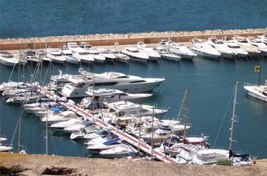 Plezierboten en jachten in de haven in Spanje 