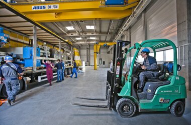 Montage van een ABUS-kraan met behulp van een vorkheftruck in het Rolls-Royce bedrijf in Polen